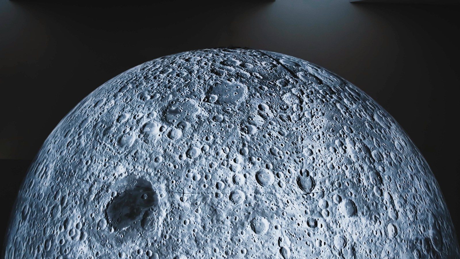 Луна в 10 м. Голубая Луна спекулятивная биология. Лунный музей. Moon view. Gray Moon.
